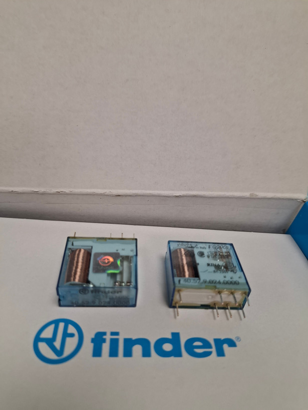 رله فیندر Finder 40.52.9.024 بوبین 24VDC دو کنتاکت DPDT A8 آمپر اصلی ایتالیا