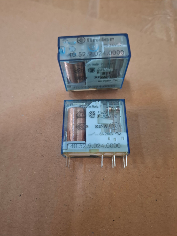 رله فیندر Finder 40.52.9.024 بوبین 24VDC دو کنتاکت DPDT A8 آمپر اصلی ایتالیا